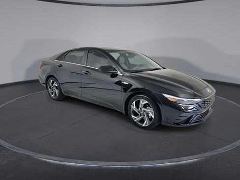Certified 2025 Hyundai Elantra SEL FWD image 2