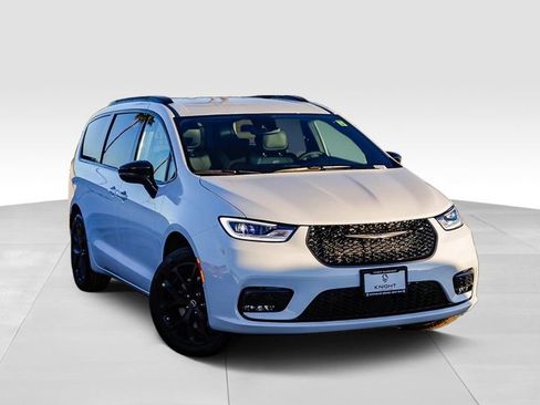 New 2026 Chrysler Pacifica Select w/ S Appearance Package image 2