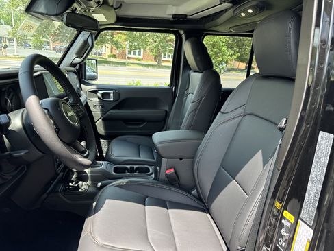 New 2025 Jeep Gladiator Sport w/ Premium Package image 11