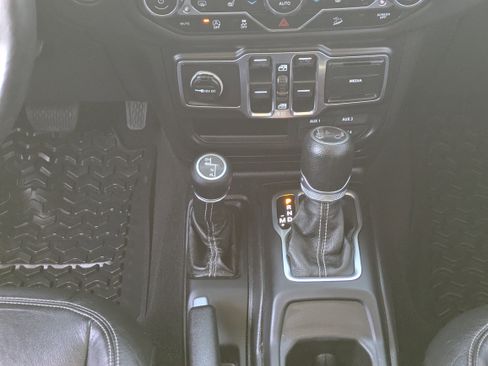 Used 2018 Jeep Wrangler Unlimited Sahara AWD/4WD image 19