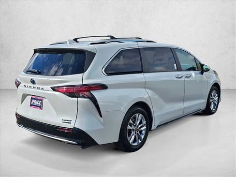 Used 2023 Toyota Sienna Limited image 5