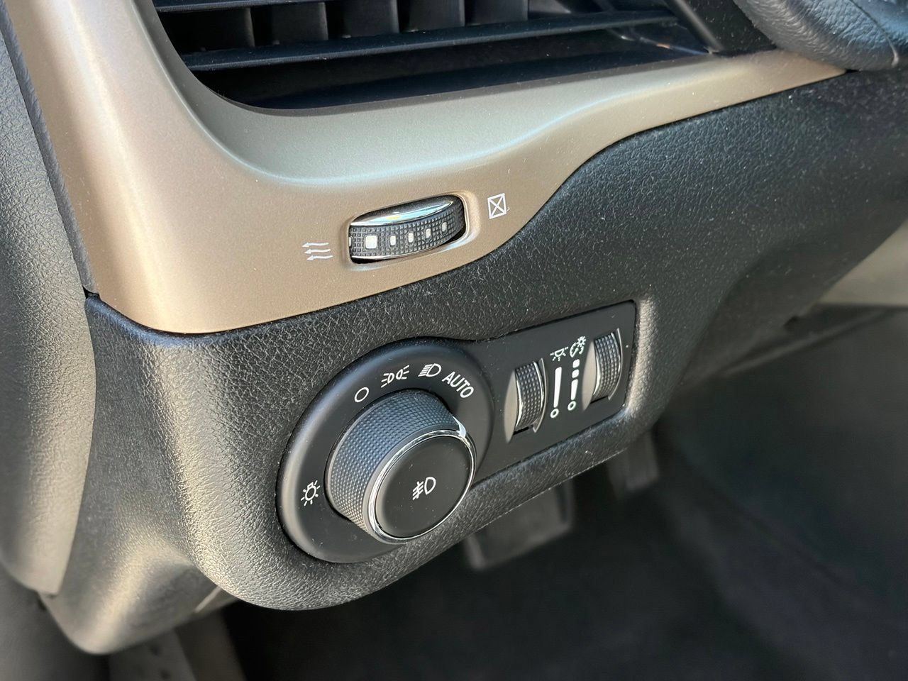 Used 2015 Jeep Cherokee Latitude FWD image 7