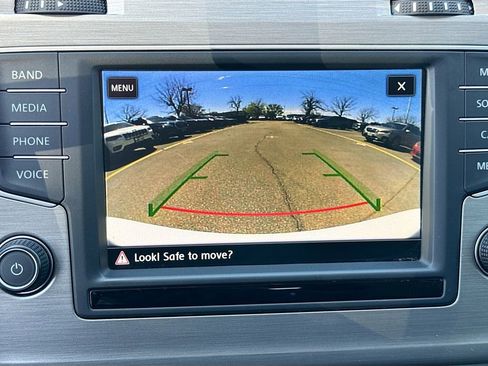 Used 2017 Volkswagen Golf S image 17