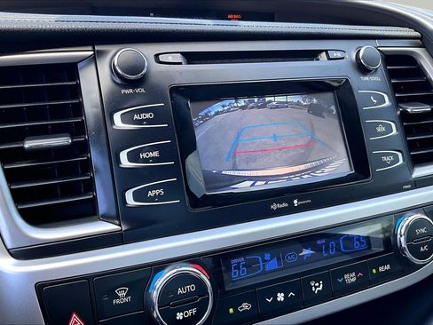 Used 2015 Toyota Highlander Plus FWD image 25