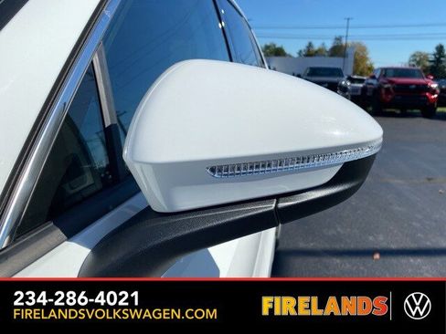 New 2025 Volkswagen Tiguan SE image 13