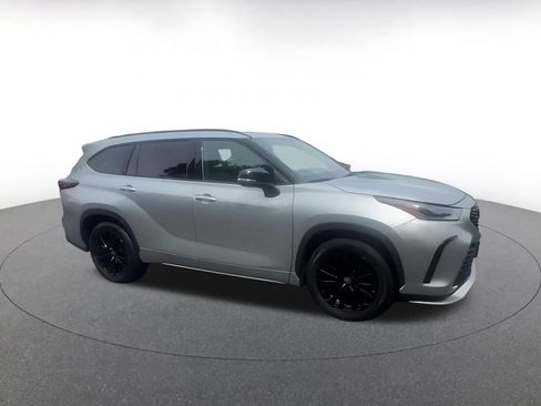 Used 2025 Toyota Highlander XSE AWD/4WD image 2