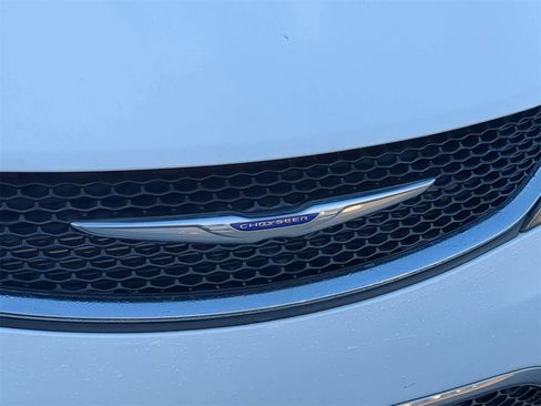 Used 2020 Chrysler Pacifica Limited image 12