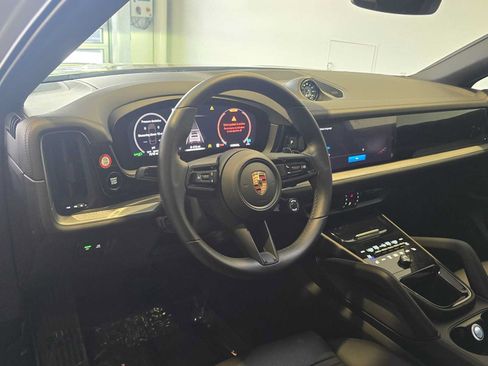 Used 2025 Porsche Cayenne Coupe AWD/4WD image 4