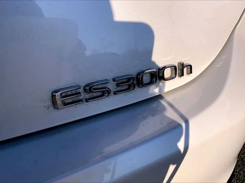 Used 2023 Lexus ES 300h w/ Luxury Package image 10