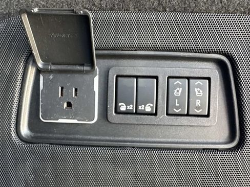 Used 2023 Cadillac Escalade ESV Luxury RWD image 13