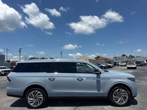 Used 2025 Lincoln Navigator L Reserve AWD/4WD image 6
