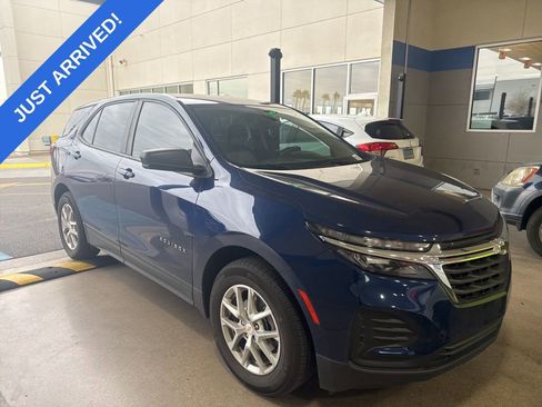 Used 2023 Chevrolet Equinox LS image 2