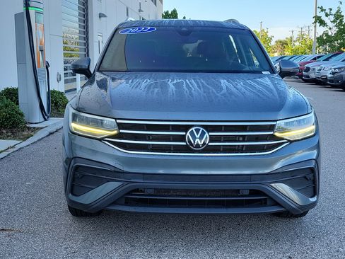Used 2022 Volkswagen Tiguan SE w/ Panoramic Sunroof Package FWD image 2