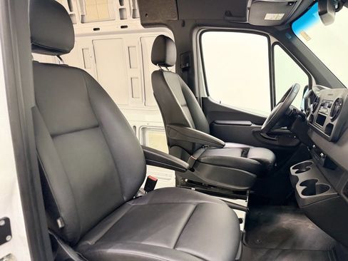 Used 2025 Mercedes-Benz Sprinter 2500 image 17