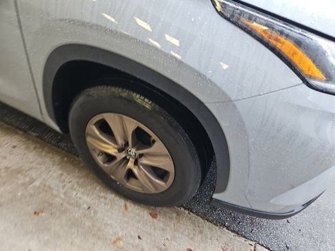 Used 2023 Toyota Highlander Bronze Edition image 4