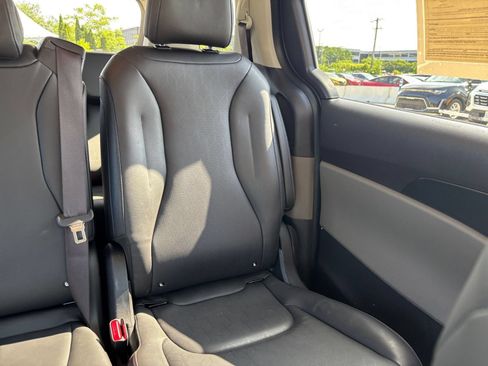 Used 2026 Kia Carnival FWD image 36
