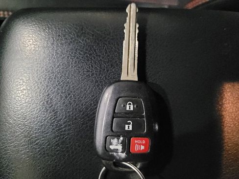 Used 2016 Toyota Camry SE image 32