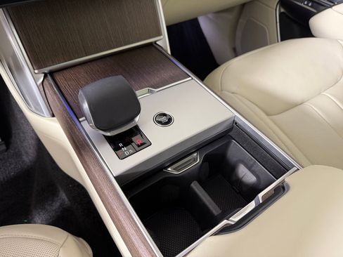 Used 2024 Land Rover Range Rover Long Wheelbase SE image 24