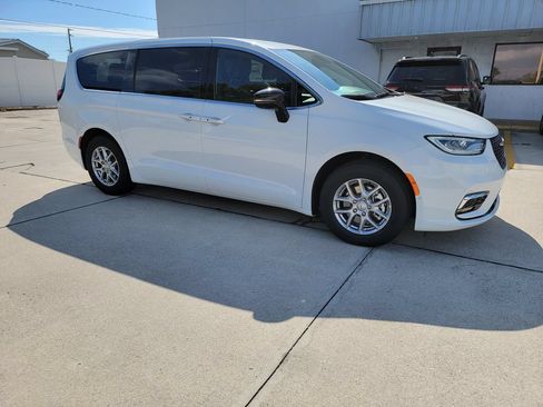 New 2026 Chrysler Pacifica Select FWD image 7