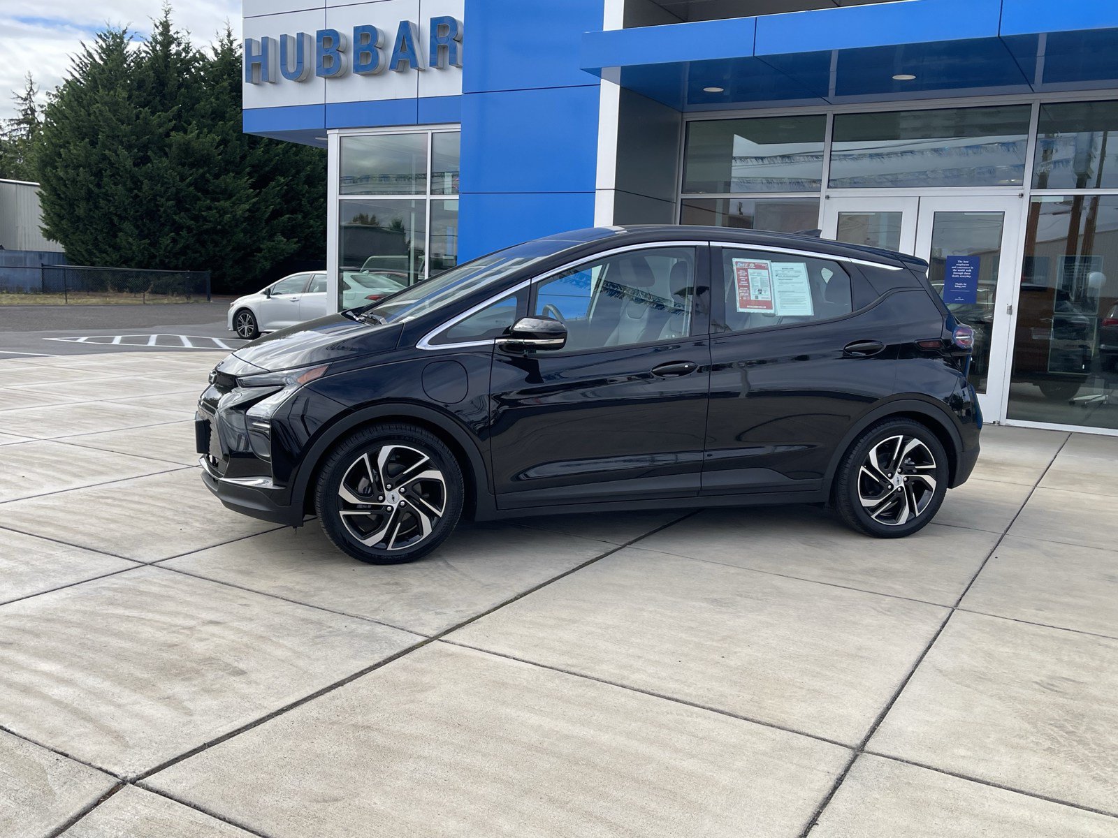 Used 2023 Chevrolet Bolt LT w/ Infotainment Package FWD image 2