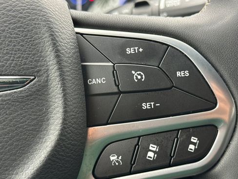 Used 2025 Chrysler Pacifica Select image 28