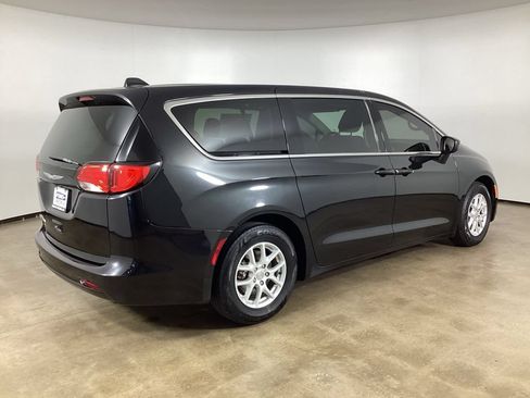 Used 2017 Chrysler Pacifica Touring FWD image 8