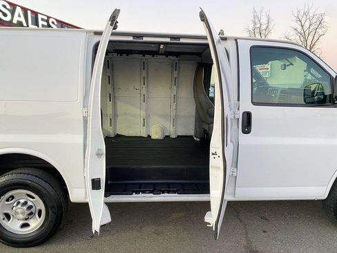 Used 2016 Chevrolet Express 2500 image 15