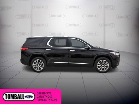 Used 2021 Chevrolet Traverse Premier w/ LPO, Blackout Package FWD image 8