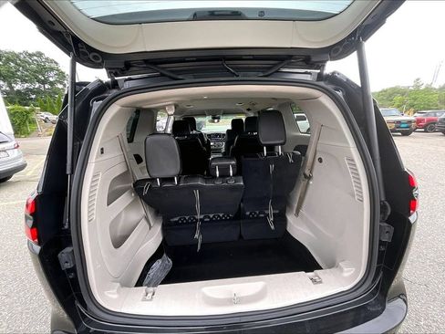 Used 2023 Chrysler Pacifica Touring-L FWD image 14