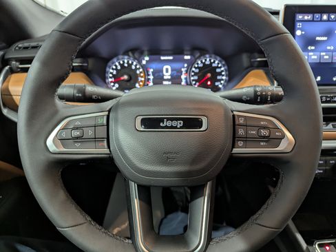 Used 2025 Jeep Compass Limited image 14