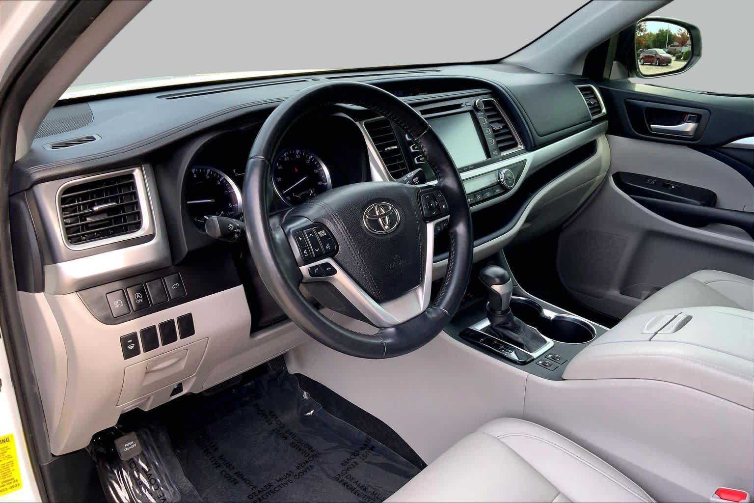 Used 2019 Toyota Highlander XLE AWD/4WD image 18