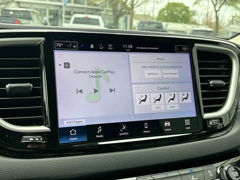 Used 2023 Chrysler Pacifica Touring-L image 11