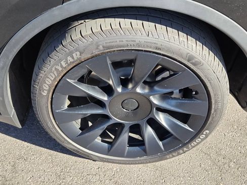 Used 2023 Tesla Model Y Long Range AWD/4WD image 5