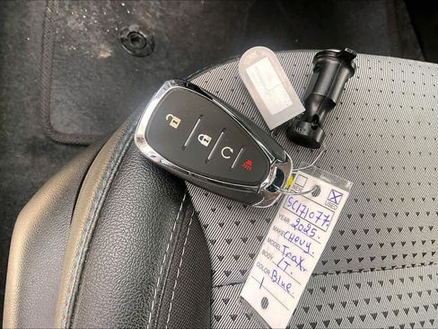 Used 2025 Chevrolet Trax LT FWD image 14