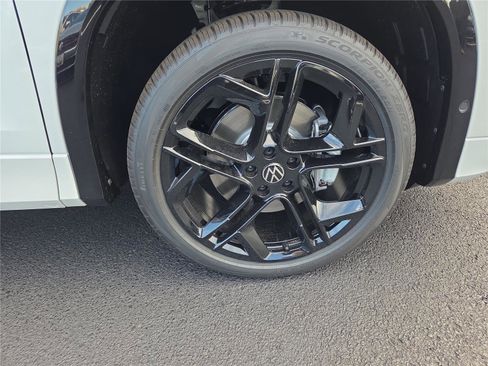 New 2025 Volkswagen Tiguan SE R-Line image 33