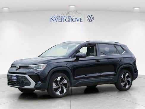 Used 2025 Volkswagen Taos SE AWD/4WD image 3