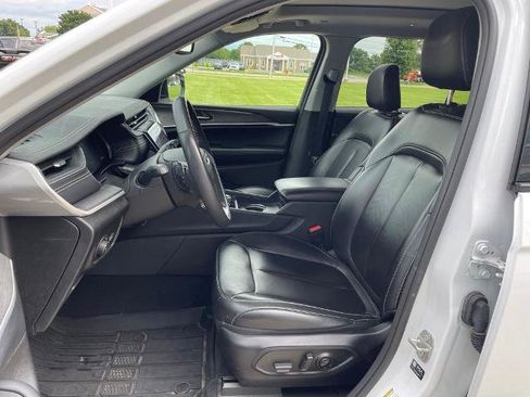 Used 2023 Jeep Grand Cherokee L Limited AWD/4WD image 8