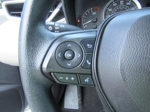 Used 2022 Toyota Corolla LE FWD image 23