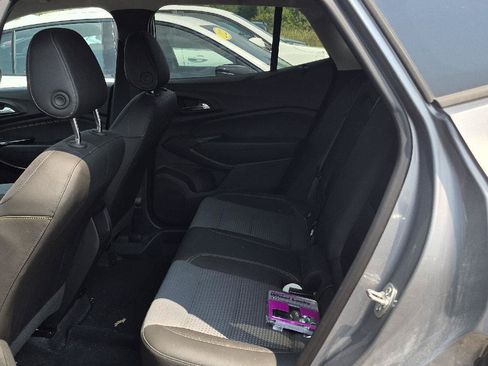 Used 2025 Chevrolet Trax LT w/ LT Convenience Package FWD image 6