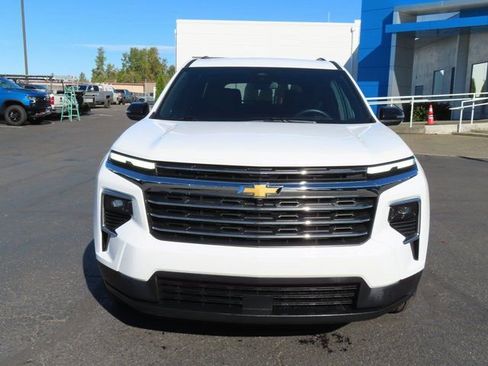 Used 2025 Chevrolet Traverse LT image 2