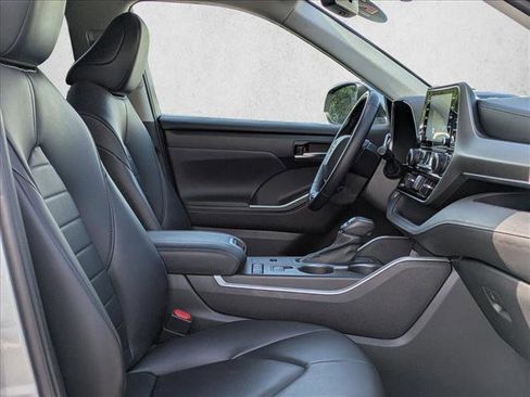 Used 2021 Toyota Highlander XLE FWD image 25