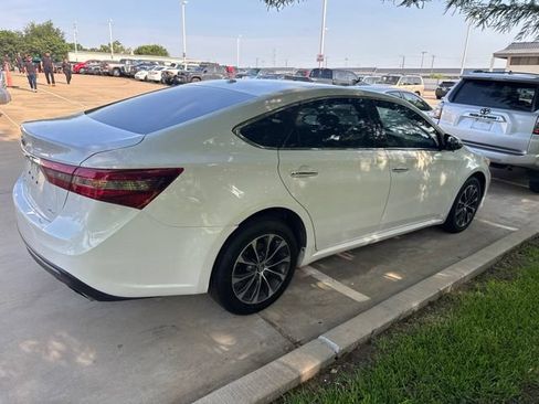 Used 2018 Toyota Avalon XLE FWD image 3