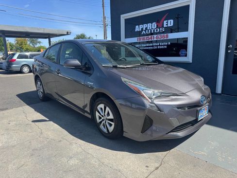 Used 2018 Toyota Prius Three image 1
