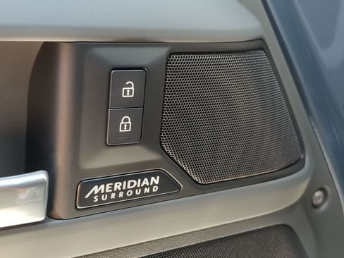 Certified 2025 Land Rover Defender 110 X-Dynamic SE AWD/4WD image 33