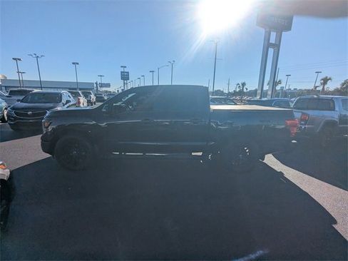 Used 2019 Nissan Titan SV w/ SV Convenience Package image 7