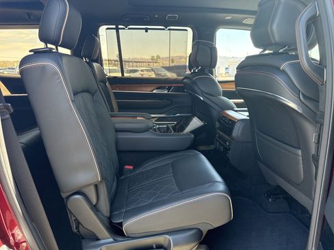 Used 2022 Jeep Grand Wagoneer Series III image 15