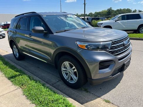 Used 2023 Ford Explorer XLT AWD/4WD image 2