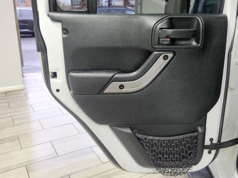 Used 2018 Jeep Wrangler Unlimited Sahara image 12