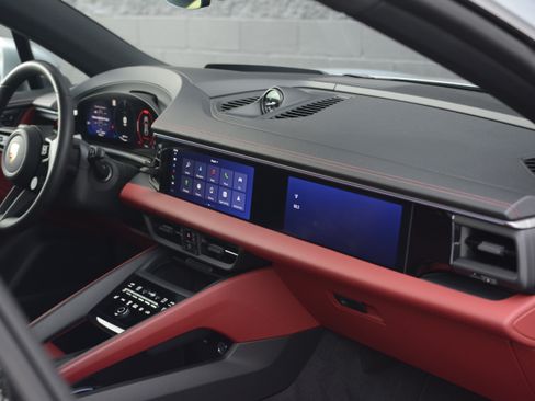 Certified 2025 Porsche Macan 4S Electric AWD/4WD image 27