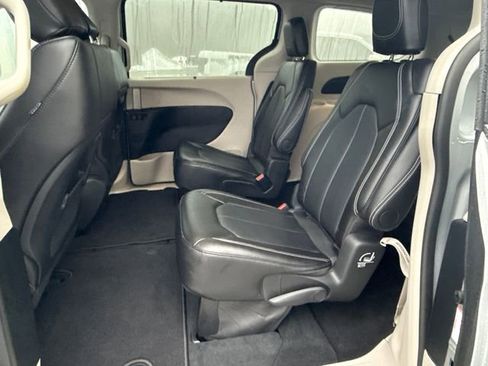 Used 2024 Chrysler Pacifica Touring-L image 16